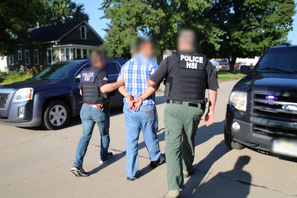 <b>AÑO FISCAL 2015</b>: ICE arrestó a 10,093 inmigrantes indocumentados. El 90 por ciento de estos (9,088) tenía antecedentes criminales, según la agencia.