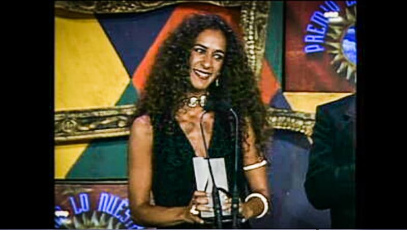 Rosario Flores recibió el premio al Mejor Video del año por su canción 'Sabor, sabor', tenía entonces treinta años.