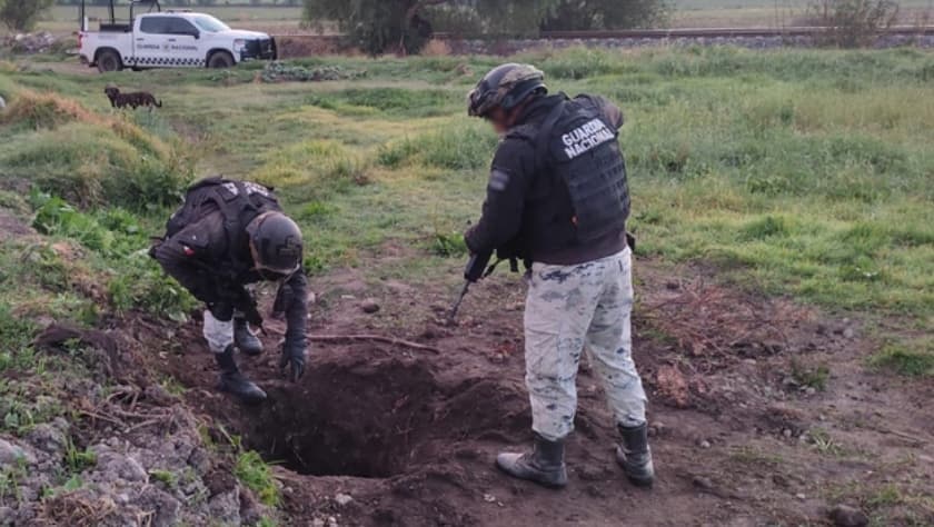 Miembros de la Guardia Nacional de México momentos antes de ingresar a un túnel hallado en el municipio de Cuautepec de Hinojosa, utilizado para robar combustible, el 4 de mayo de 2023.
