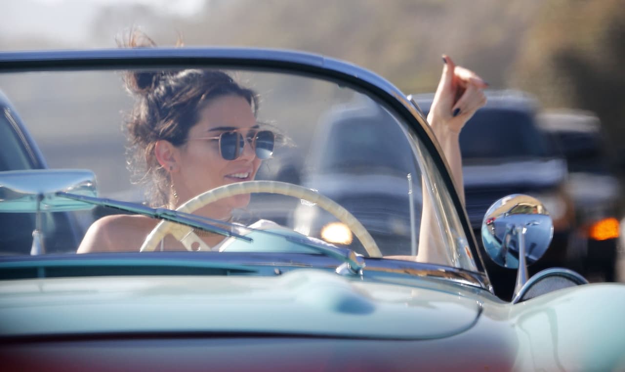 <b>Kendall Jenner</b> parece haber heredado la pasión de su padre Caitlyn Jenner por los automóviles. Aquí la vemos a bordo de un convertible de colección.