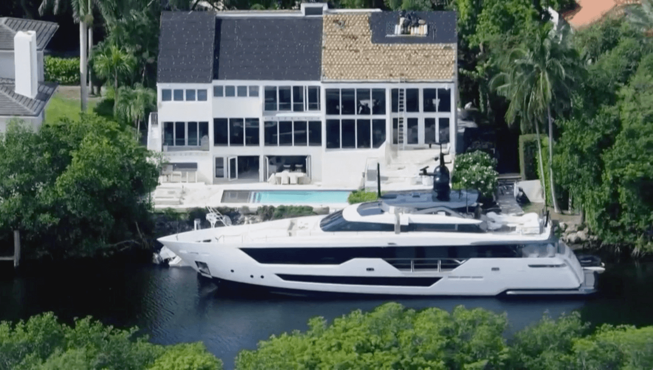 Tatiana Pino, segunda esposa del multimillonario empresario, le pidió el divorcio en abril de 2022, después de 30 años de matrimonio. Inicialmente, la fortuna de ambos fue estimada en poco más de $150 millones, según 
<b>documentos de corte</b> a los que tuvo acceso 
<b>el diario Daily Mail</b>. En medio del proceso, la mujer se fue a vivir con su hermana, pues sospechaba que desde 2019, Sergio Pino había intentado matarla, 
<b><a href="https://www.univision.com/local/miami-wltv/laboratorio-de-dea-en-miami-advierte-el-peligro-de-fentanilo-fotos" target="_blank">envenenándola con fentanilo</a></b>.