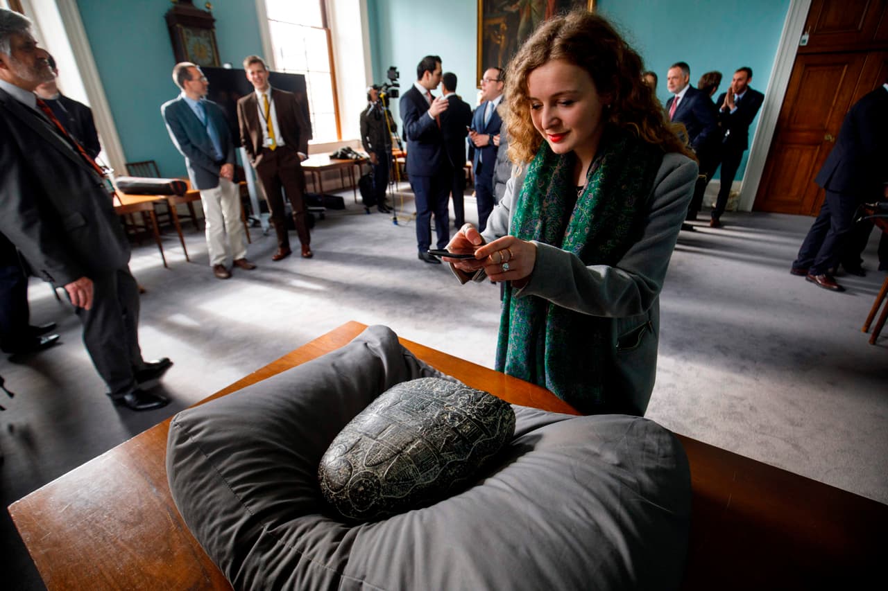 "Es una pieza muy importante del patrimonio cultural de Irak", dijo Fischer, elogiando el "trabajo extraordinario e incansable" de los funcionarios fronterizos.