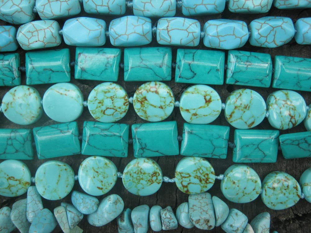 Varias civilizaciones antiguas tenían la creencia de que la turquesa posee ciertas cualidades profilácticas: se pensaba que cambiaba de color de acuerdo al estado de salud de quien la usaba y protegía de fuerzas malignas. Siempre ha sido considerada un buen amuleto contra el mal.