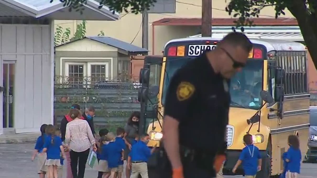 Evacúan a más de 150 estudiantes en San Antonio ante una posible fuga de gas causada por un altercado