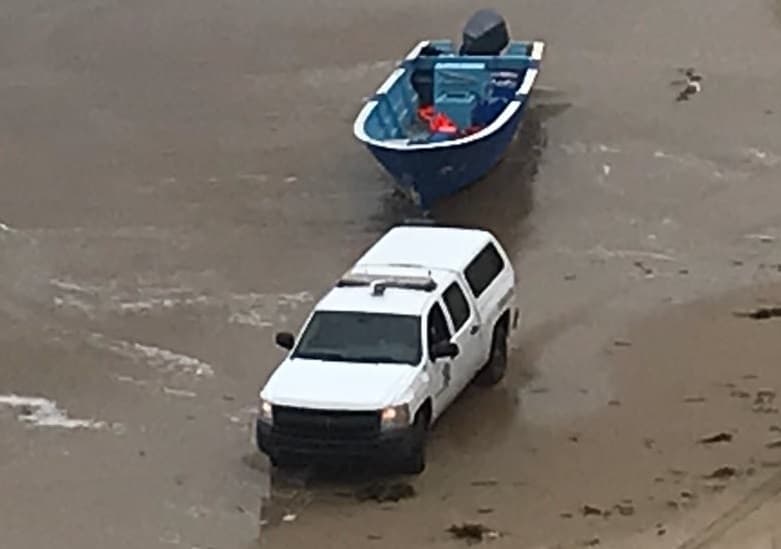 Patrulla Fronteriza busca a 12 indocumentados que llegaron en este bote a una playa de California