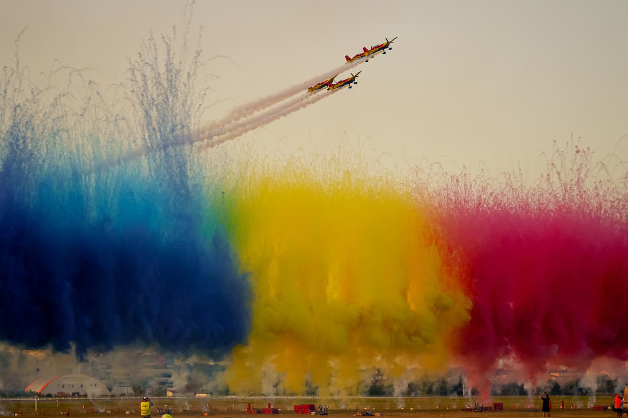 Una formación acrobática realiza una exhibición en el Show Aeronáutico Internacional BIAS.