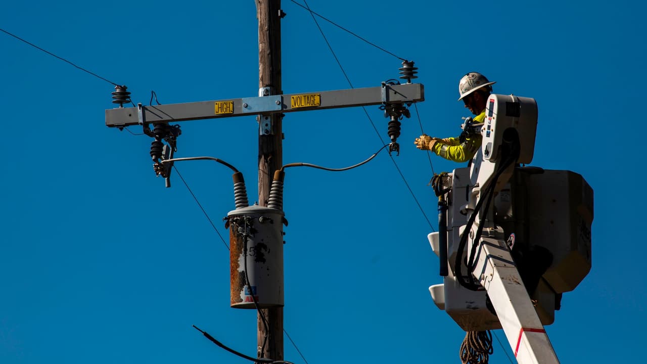 Tras tres días apagones, casi 10,000 hogares y negocios del Área de la Bahía siguen sin luz