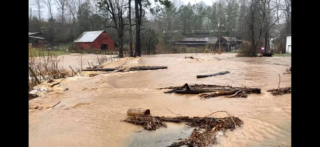 Wrights Mill Road también está completamente cerrada.