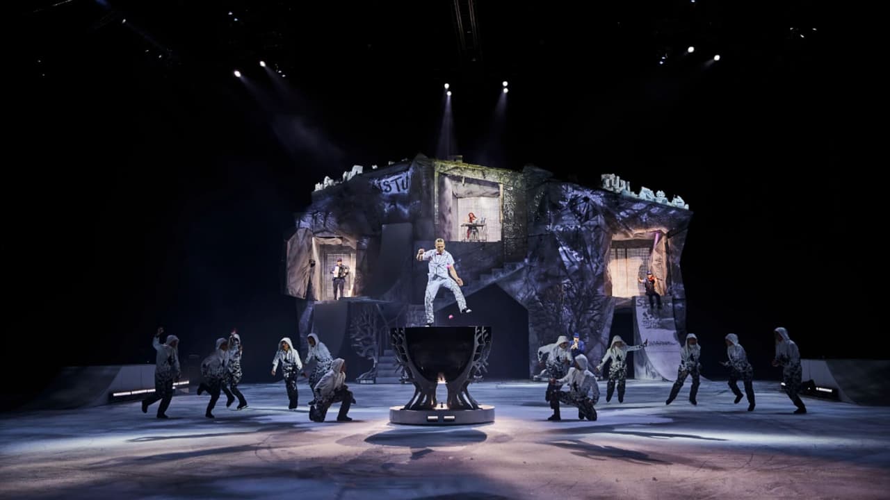 Agustín Bells sobre una plataforma mientras realiza su acto con siete pelotas de rebote en el Circo del Sol.