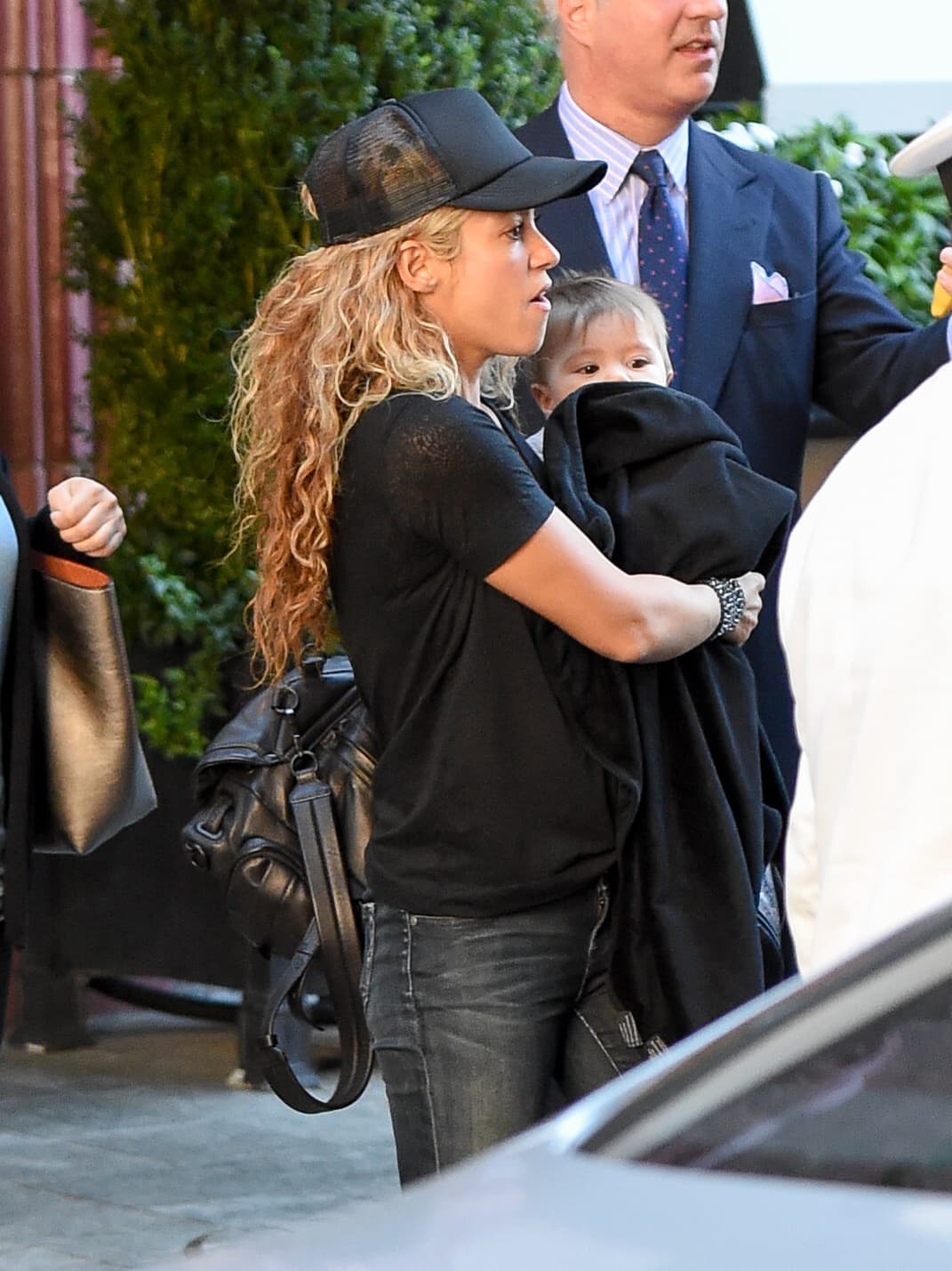 Cubrió la boquita del bebé con una mantita.