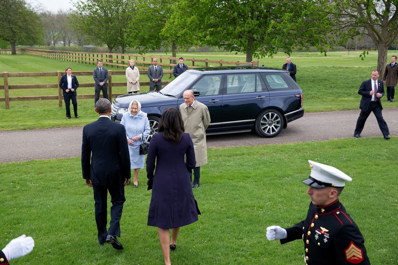 <b>22 de abril. </b>Esta imagen, tomada desde el helicóptero que los transportó, capta el momento en que la reina Isabel II de Inglaterra le da la bienvenida a Barack y Michelle Obama en el Castillo de Windsor, en Reino Unido. 
<br>