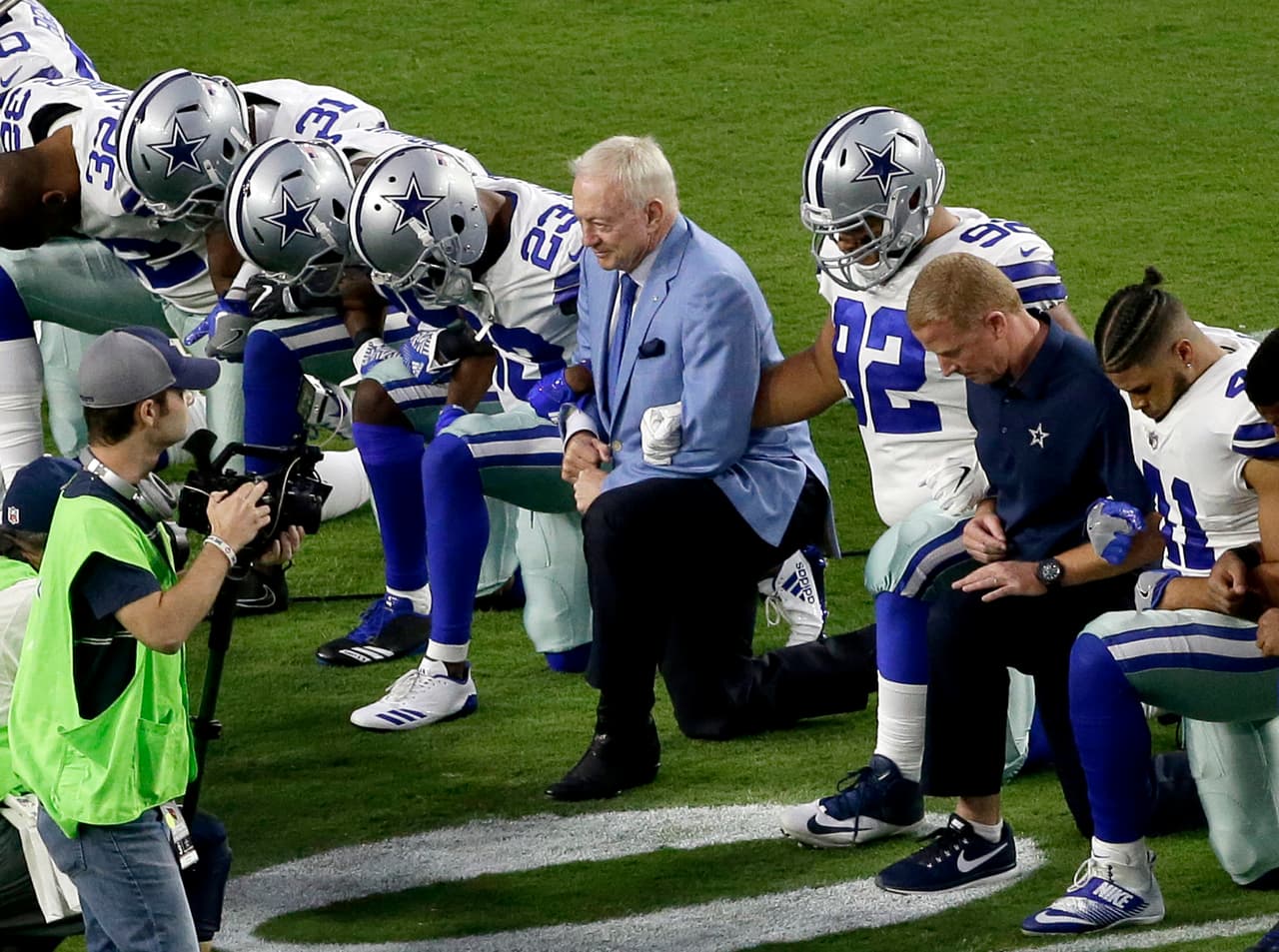 Los Dallas Cowboys lanzan junto a autoridades, mensaje de esperanza y justicia social