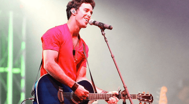 Strickland, vocalista de 29 años de edad de la banda country Backroad Anthem y Morland, de 22 años de edad, se encontraban cazando patos en el lago el domingo.