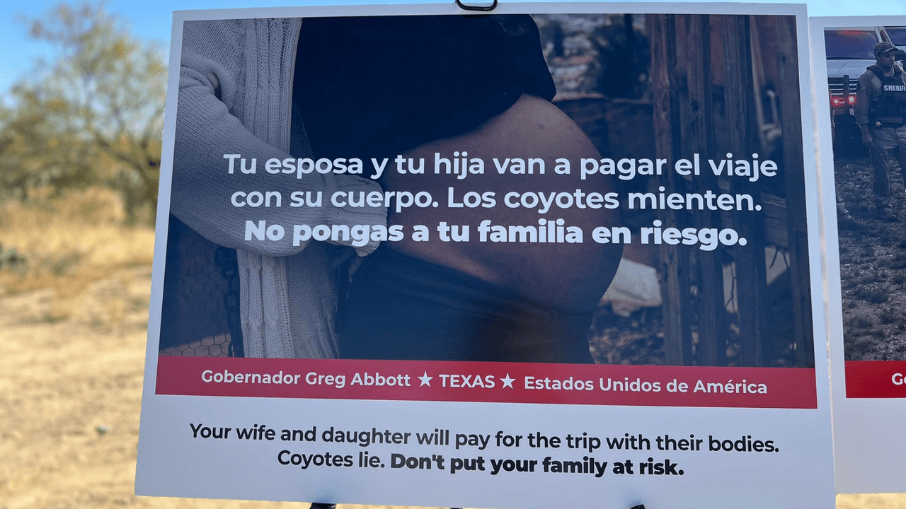 Sin embargo, en los letreros también hay mensajes de crudeza, haciendo referencias a que las mujeres pueden sufrir de abuso sexual por parte de los traficantes de personas, o como se les conoce, 'coyotes'.