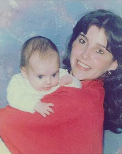 “Cuando murió me dejó tanto aprendizaje, que decidí yo misma en lugar de tirarme a la depresión, por ella tenía que salir adelante… Decidí que yo iba a disfrutar, que iba a crecer muchísimo como actriz, como persona, como mujer porque sabía que ella donde estuviera iba a estar súper presente”, compartió.