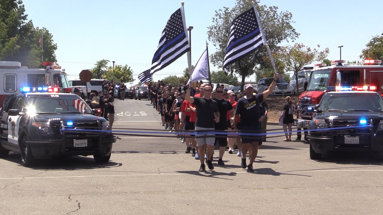Carrera de Davis a Sacramento honra a dos oficiales caídas