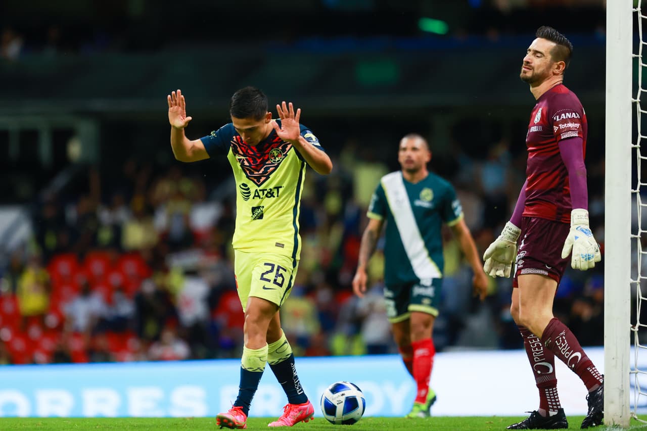 Debido a su pasado con Puebla, Reyes no festejó su gol.
