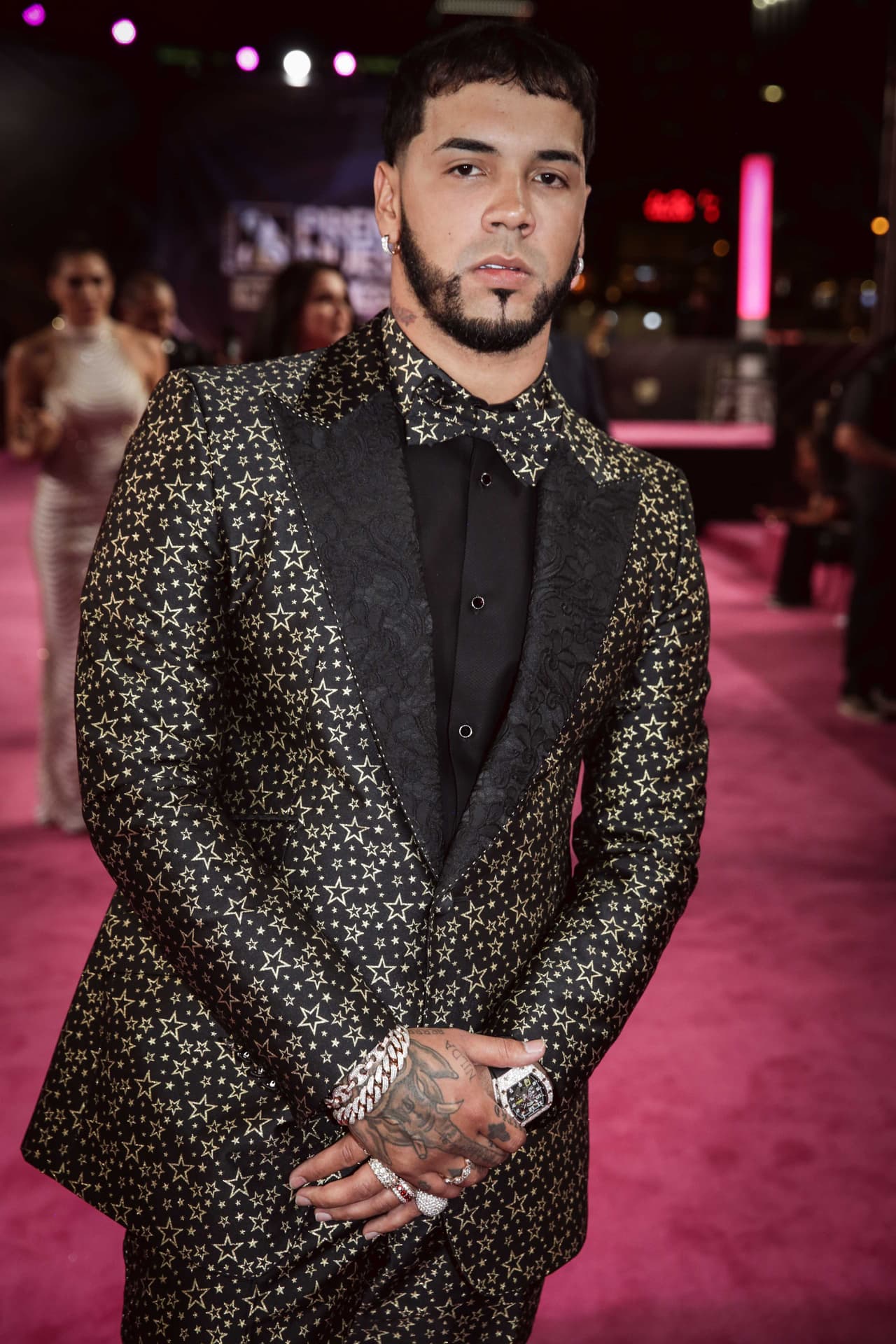 Annuel y su smoking estampado.