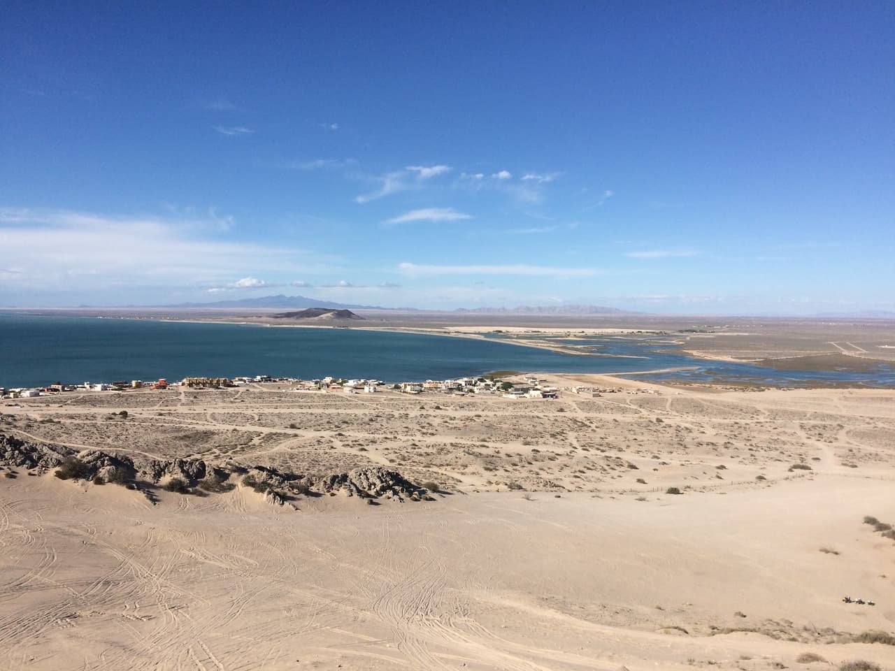A 45 minutos de la playa queda Biósfera del Parque Nacional de Pinacate que vale la pena visitar.