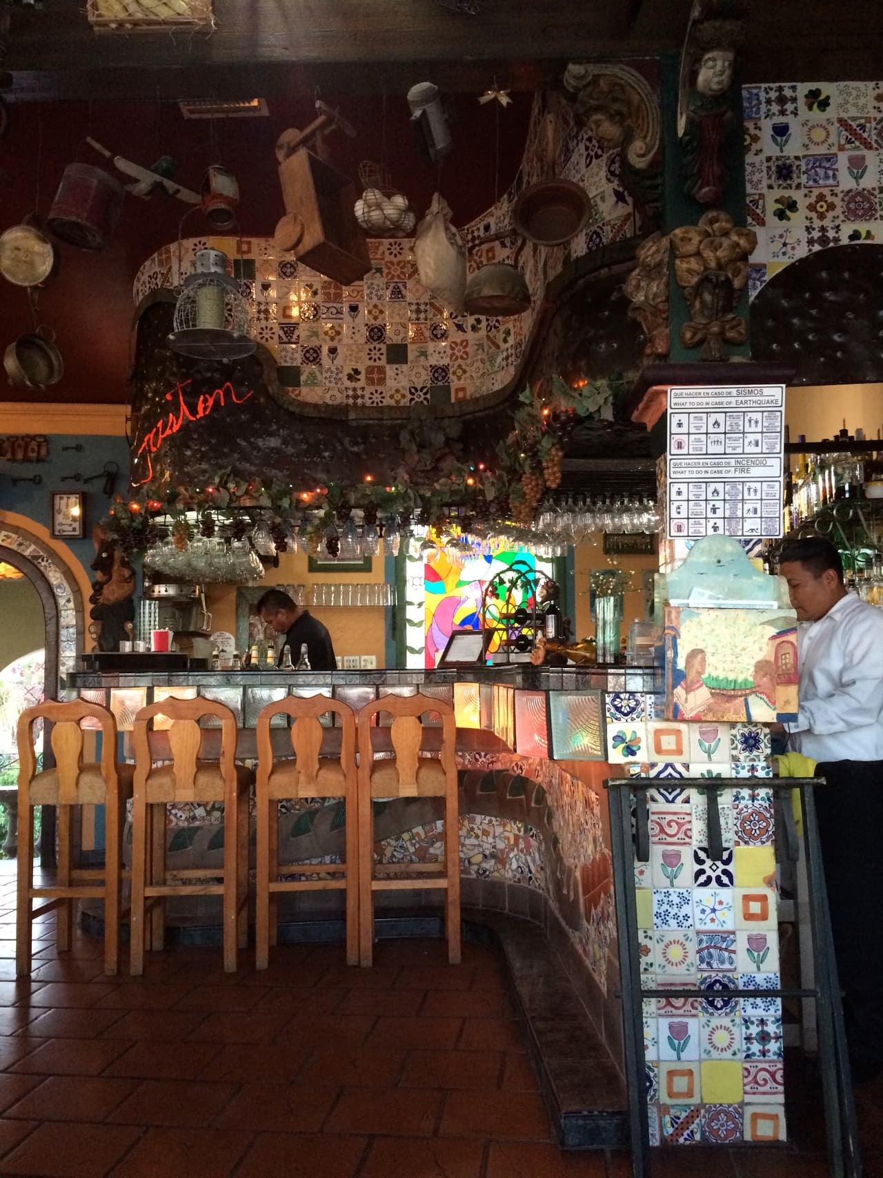 Para comer, un hermoso y delicioso lugar es el restaurante "The Friendly Dolphin".