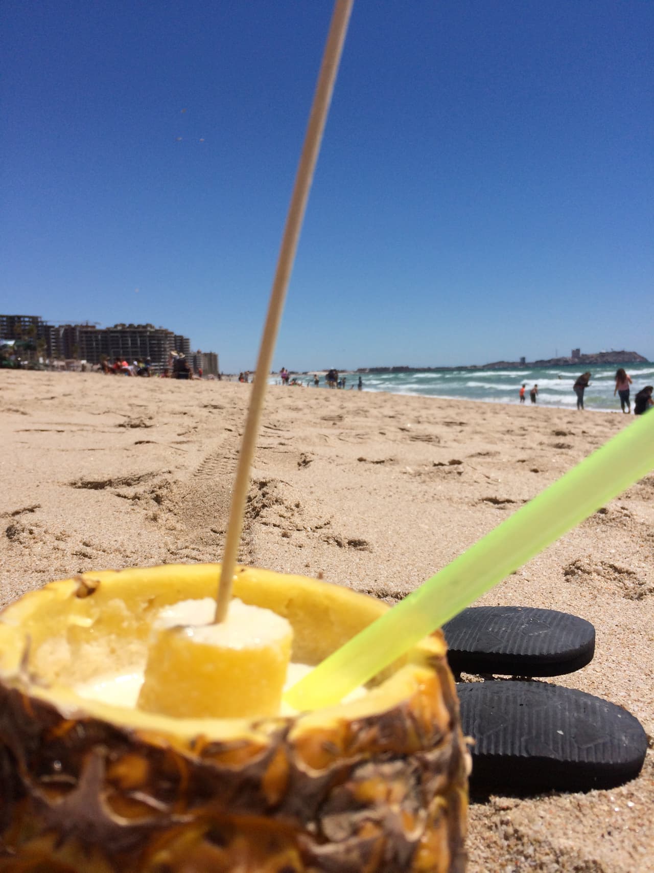 En la playa, no faltan los vendedores de todo tipo de bebidas, incluyendo piñas coladas.
