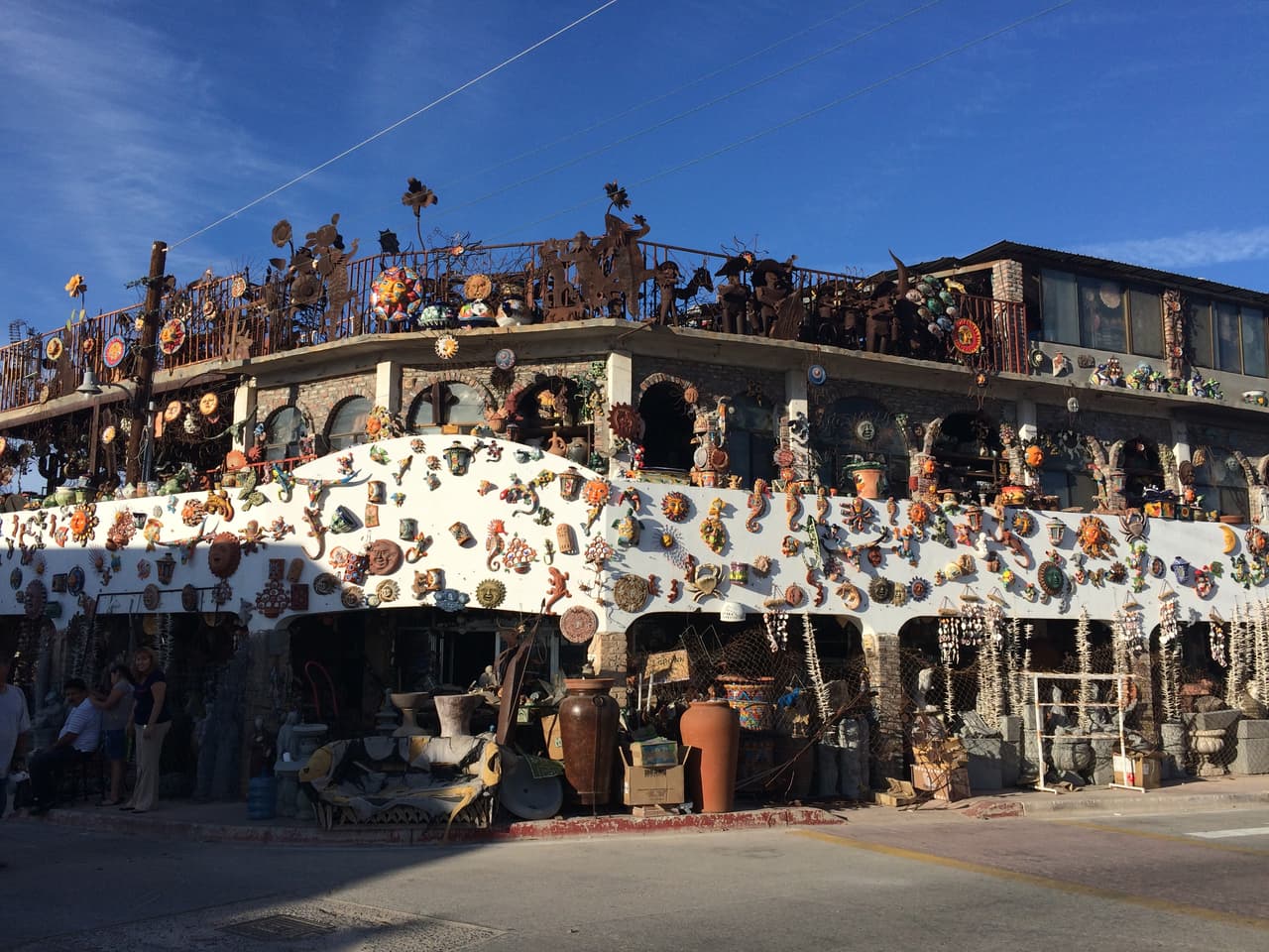 Esta tienda ubicada entre la calle 18 de septiembre e Ignacio Zaragoza tiene miles de cosas. Más que una tienda, parece un museo. No dejes de visitarlo.