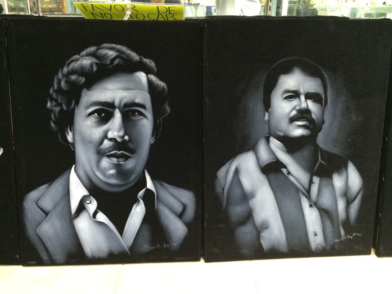 Algunas de las peculiares pinturas que se venden como pan caliente en el malecón.