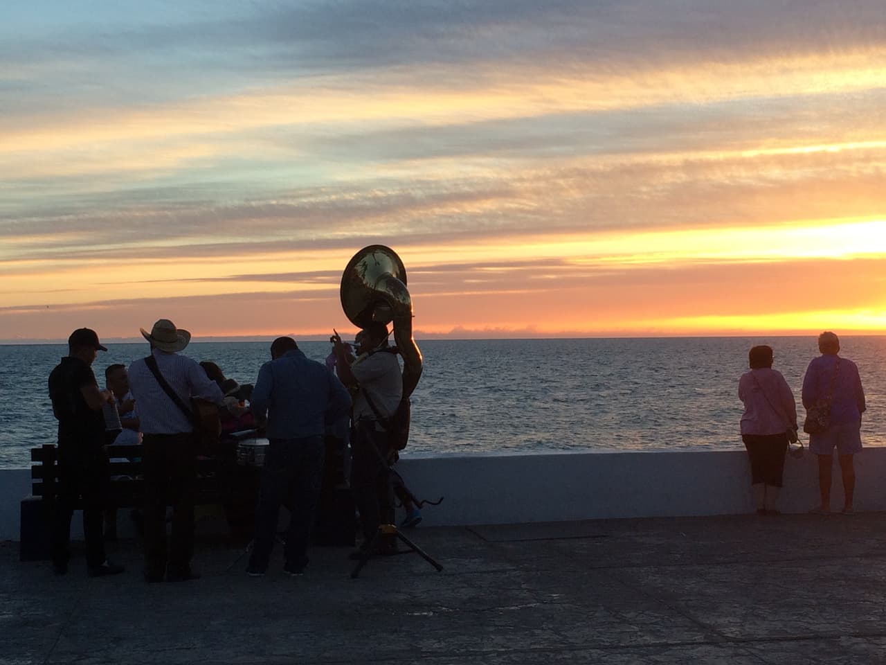En las noches, el malecón se llena de música, vendedores ambulantes y todo tipo de entretenimiento en pleno boulevard.
