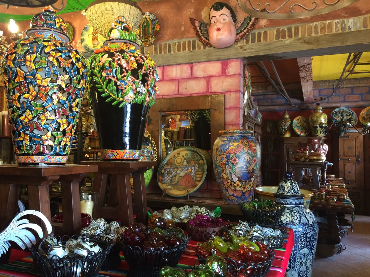 En los alrededores del malecón, hay una gran cantidad de galerías de arte y muchas de esas tiendas tienen artículos del hogar y para la casa a muy buenos precios.