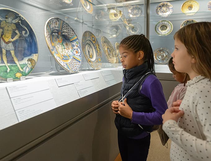 The Metropolitan Museum of Art ( The Met): uno de los museos más famosos del mundo. Momias, esculpturas, arte medieval y pinturas de todas partes del mundo convierten a este museo en uno de los favoritos de locales y turistas. El museo ofrece exhibiciones y clases perfectas para niños y para las familias. La entrada sugerida es de 25 dólares por adulto y es gratis para niños hasta 12 años (pero se puede pagar lo que cada visitante considere oportuno).