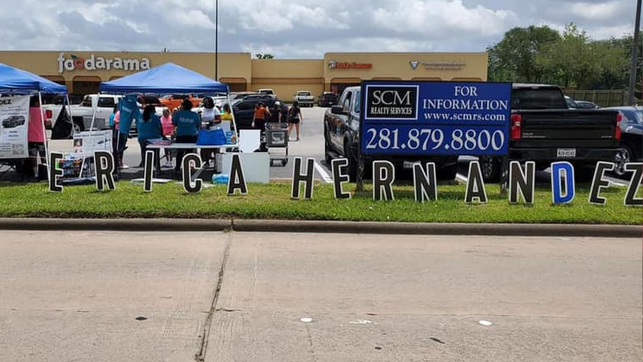 Autoridades lograron obtener las ubicaciones donde se emitió señal del celular de 
<b><a href="https://www.univision.com/local/houston-kxln/dan-a-conocer-video-de-la-ultima-vez-que-vieron-a-madre-hispana-desaparecida-en-houston-video">Erica </a></b>y junto a organizaciones de rescate, familiares y amigos recorrieron las zonas, pero no daban con su paradero.