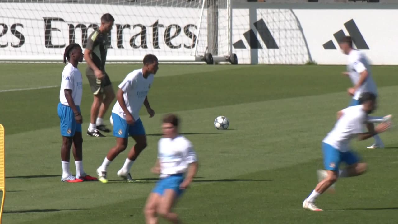 Los jugadores del Real Madrid ya saltan a la cancha para el calentamiento