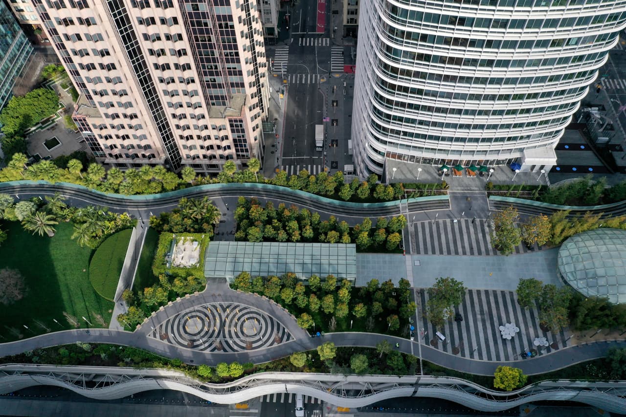 <b>Parque Salesforce.</b> El
<a href="https://www.univision.com/local/san-francisco-kdtv/autoridades-anuncian-extension-del-toque-de-queda-en-la-bahia-de-san-francisco-hasta-el-1-de-mayo" target="_blank">toque de queda para casi ocho millones de residentes</a> en la Bahía de San Francisco fue extendido por otras tres semanas con reglas más estrictas sobre el distanciamiento social que limitan las actividades al aire libre, así como nuevos lineamientos para los negocios considerados esenciales.