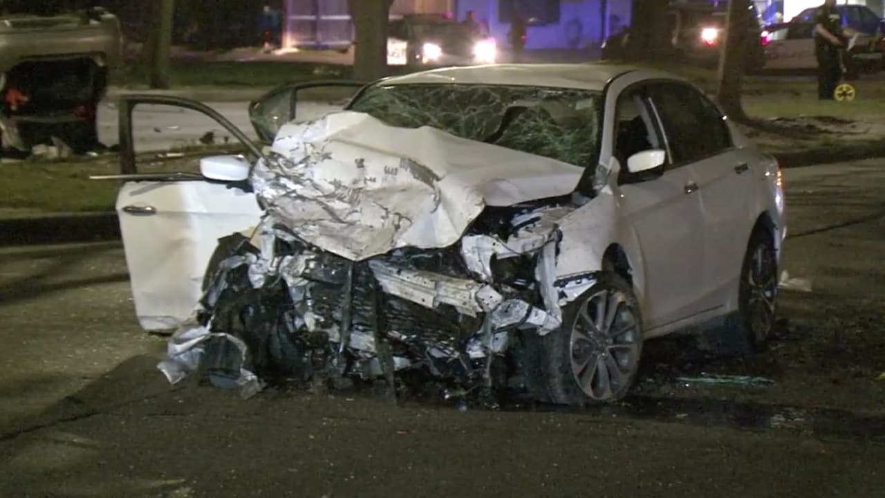 Adolescentes roban el auto de un hispano que les había dado un aventón y provocan accidente
