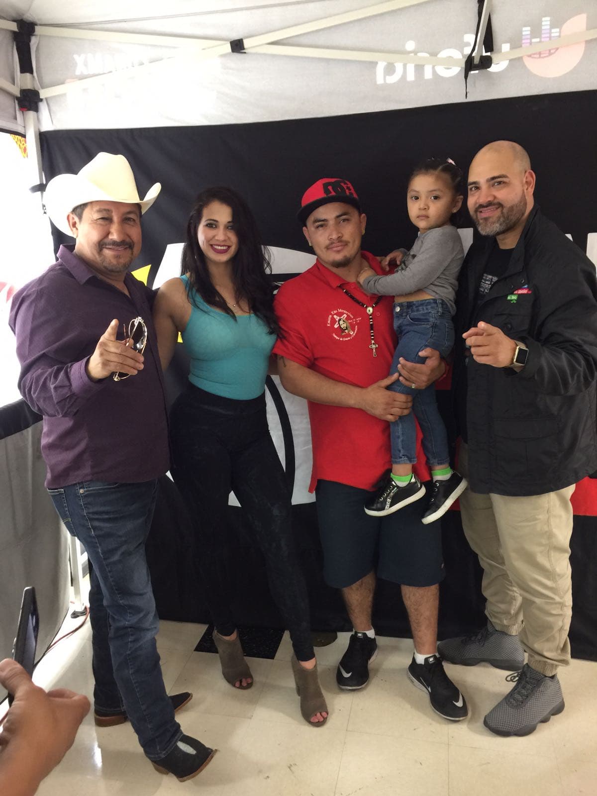 Raul 'El Pelón', Carla Medrano y El Feo vistieron de color verde las calles de Los Ángeles previo al partido de la selección de mexicana en esta ciudad.