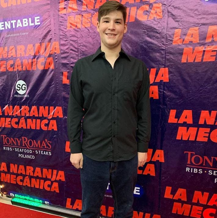 Está listo para emprender su camino sin ayuda de nadie: “Si él quiere sacarme de su testamento, ya no quiere darme nada, pues entonces haré lo que todo mundo ha hecho: salir adelante yo por mi cuenta”.
<br>