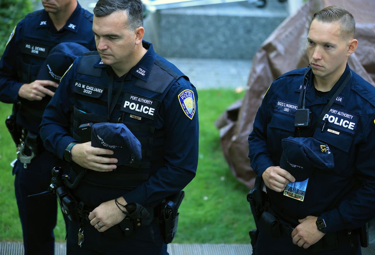 Agentes de la Policía de la Autoridad Portuaria, agencia propietaria del complejo del World Trade Center, asisten a la ceremonia de conmemoración anual en la plaza del Museo y Monumento Nacional del 11 de septiembre de 2021 en Nueva York.