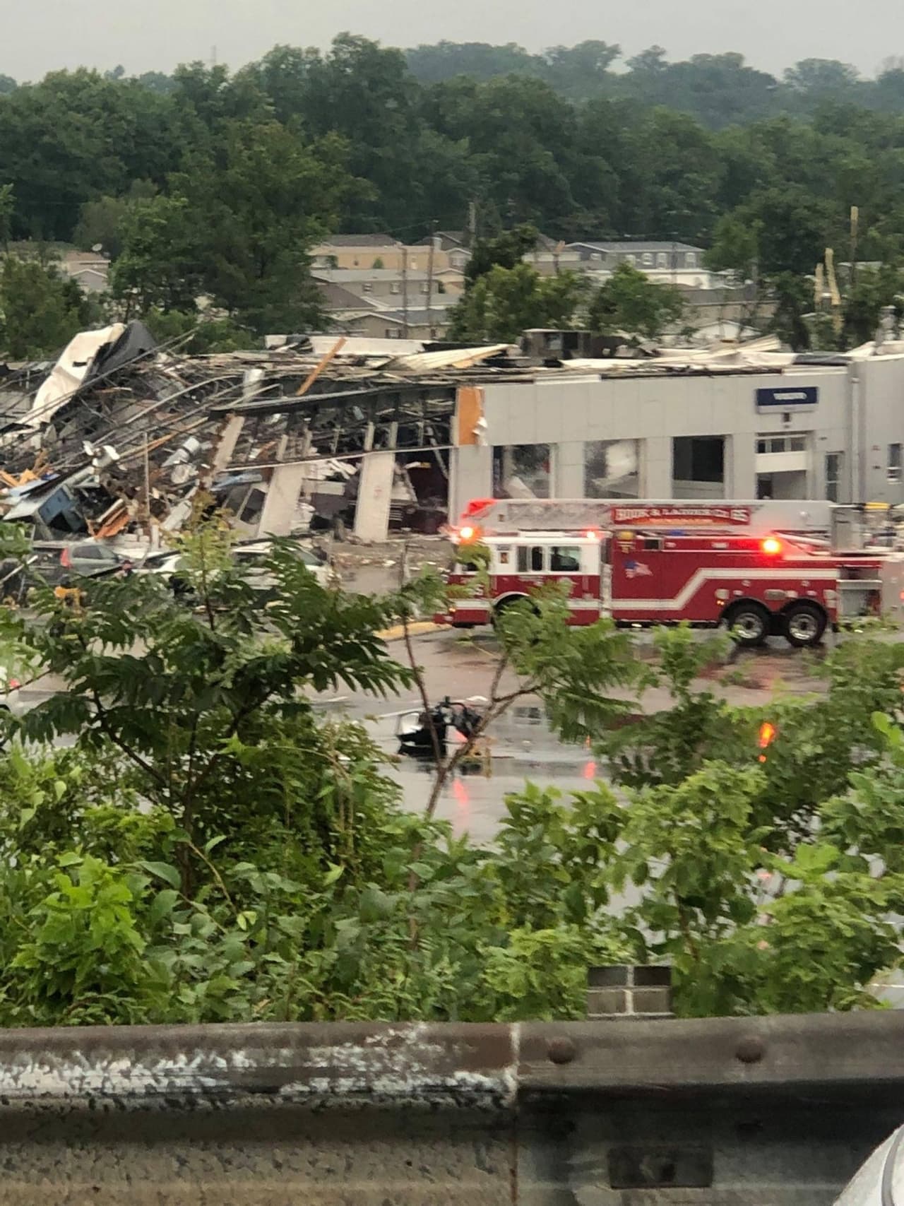 Foto del derrumbe del edificio MCI en Bensalem, cuadra 4400 E Street Road.