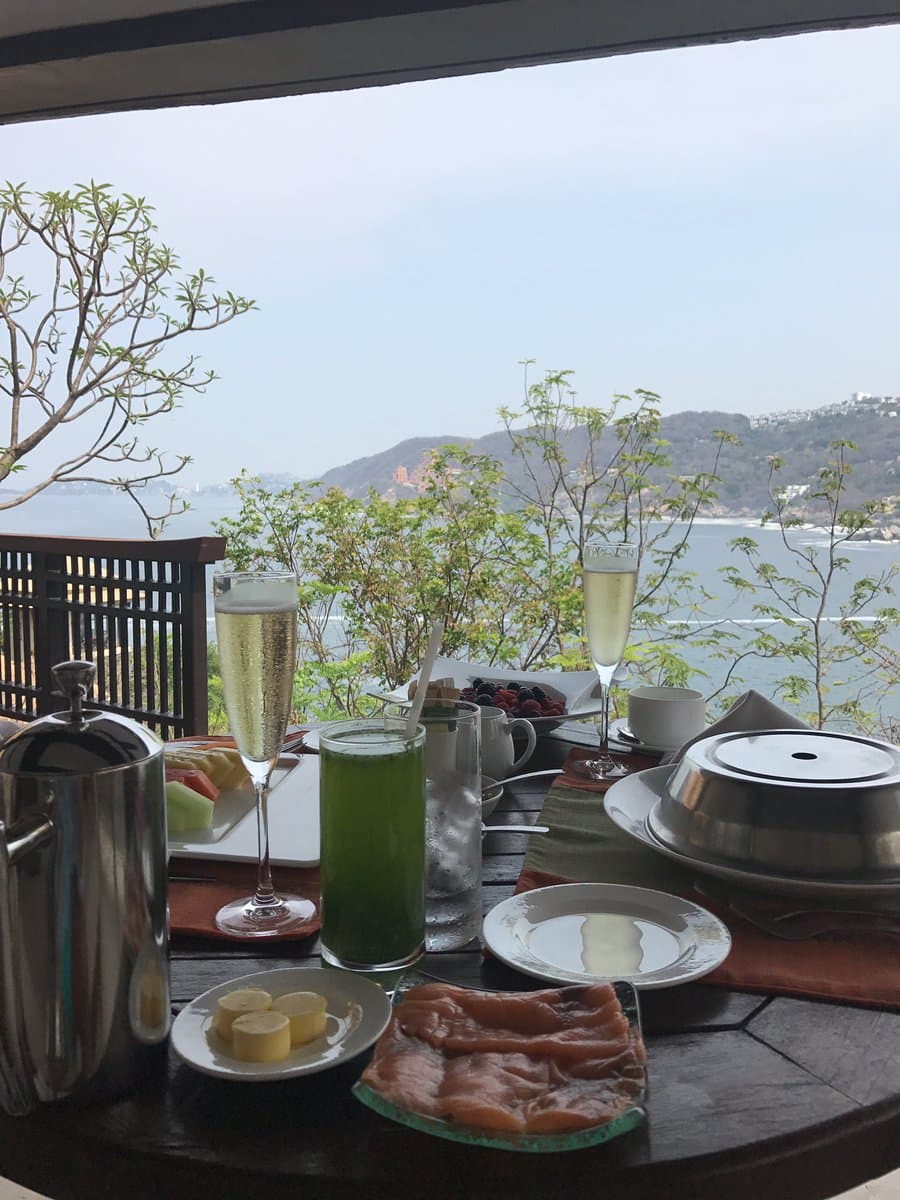 Así se dejó consentir 
<b>Zea</b> por 
<b>Sherlyn</b>, este fue el desayuno de cumpleaños, teniendo de fondo el bello mar de Acapulco.