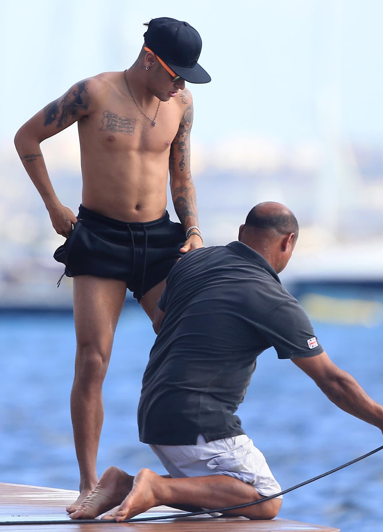 Mostrando su buen físico.