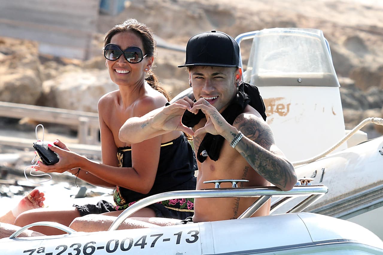 Enviando saludos a la cámara.