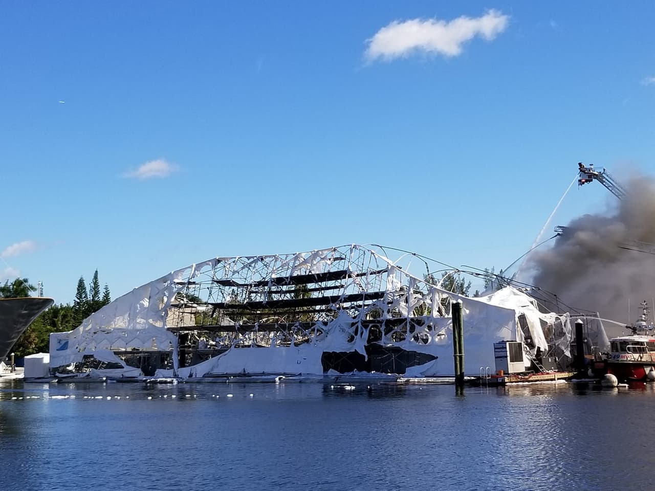 Otro barco llamado ‘Reflections’; de 107 pies y cuyo precio es está en $8 millones, también tuvo pérdida total, informaron los bomberos de Fort Lauderdale.