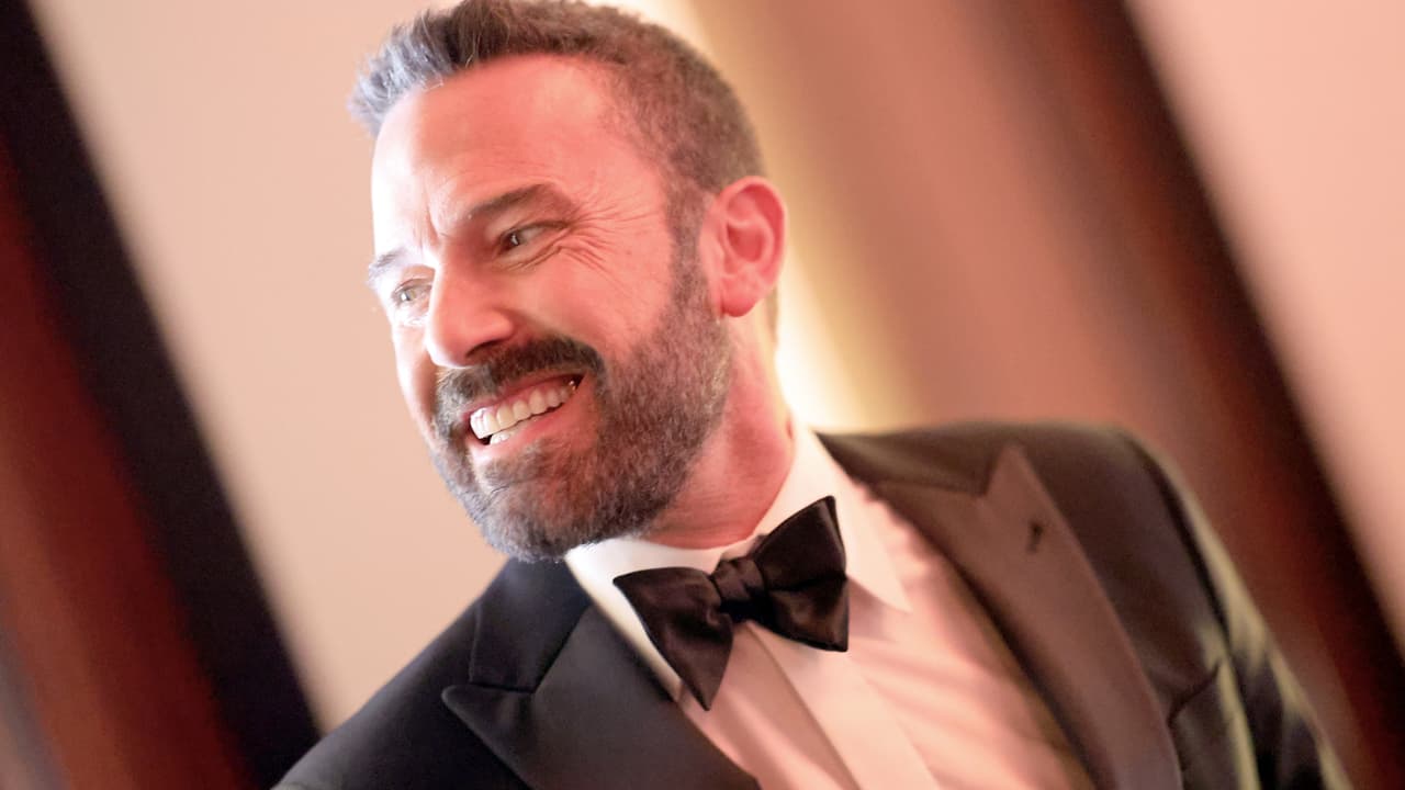 Ben Affleck sí estuvo presente en los Golden Globes 2024 y dejó que su esposa desfilara sola en la alfombra roja.