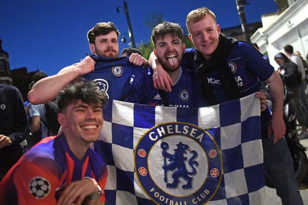 Los aficionados del Chelsea salen de sus casas para celebrar en las calles su segundo título de la UEFA Champions League.