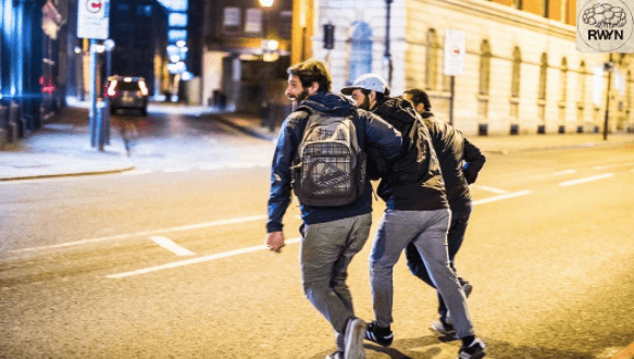 Poco a poco, en su carrera a la fama, empezaron a compartir la tarima con artistas como Viniloversus, La Vida Boheme, Los Mesoneros, Melendi, El Cuarteto de Nos, Los Mentas y Onechot, entre otros.