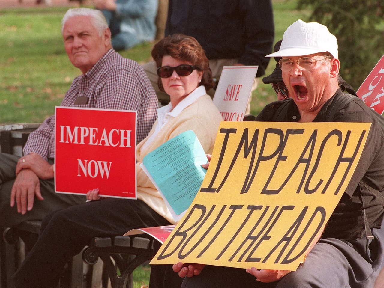 Manifestantes que exigían juicio político contra Clinton frente a la Casa Blanca en diciembre de 1998.