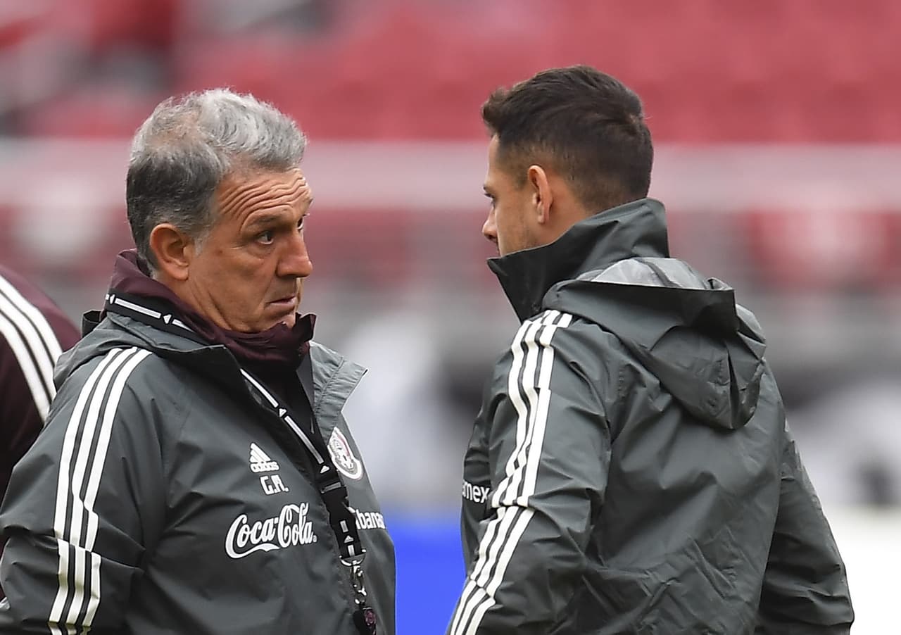 ¡Hubo contacto! Chicharito habló y ofreció disculpas a 'Tata' Martino