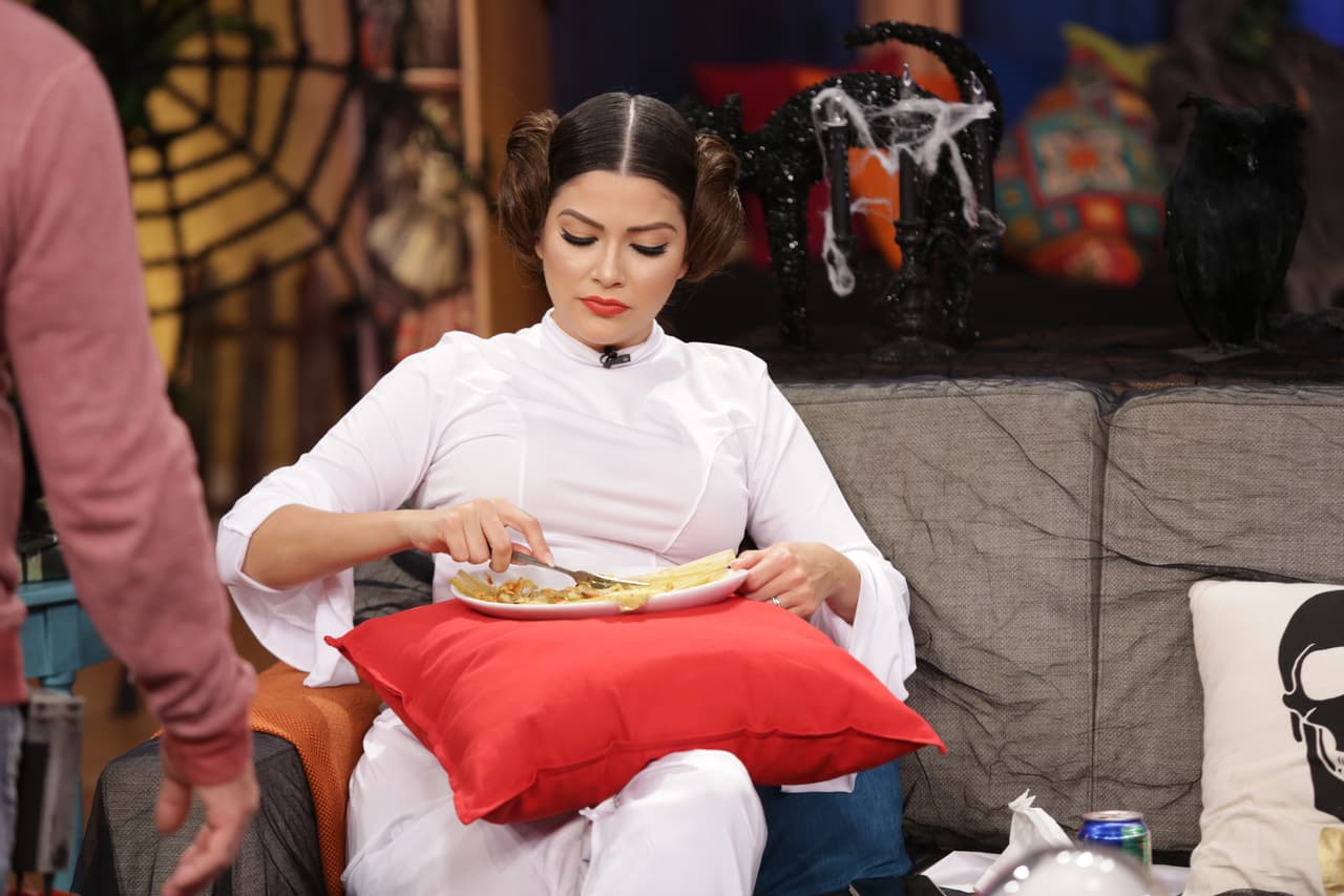 ¡Desperto hambrienta! Enrollar el cabello de forma similar a un moño tipo donut pero en cada lado de la cabeza es esencial para lograr el disfraz de la princesa Leia.