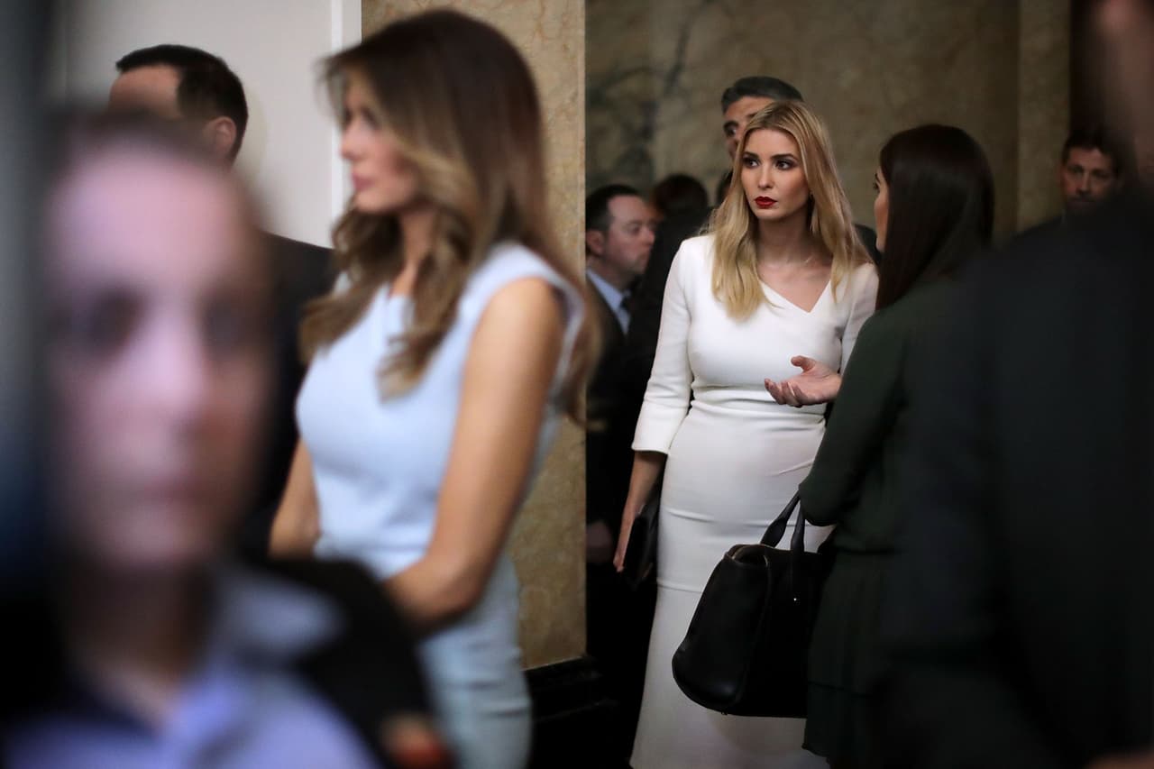 De hecho, a pesar de estar embarazada, Ivanka Trump abrazó la causa de su padre como propia y viajó con él por diferentes estados y condados siempre mostrándose como el ala más moderada de sus ideas.
<b><a href="http://nymag.com/thecut/2016/11/ivanka-trump-says-shell-keep-fighting-for-womens-issues.html">Ivanka insistió siempre en sus intereses por trabajar por el "pago igualitario y el cuidado infantil", causas que ha confesado seguirá persiguiendo en esta nueva faceta.</a></b>