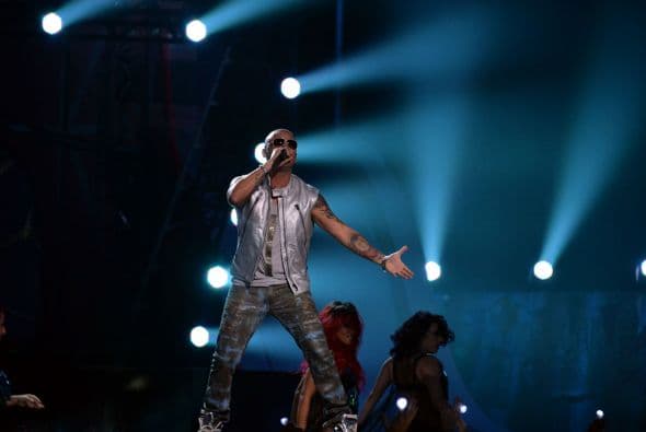 El cantante interpretó el éxito "Adrenalina", para el que contó con estas dos grandes celebridades.